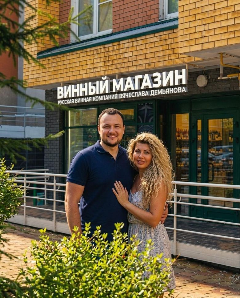 Вячеслав и Юлия Демьяновы у входа в винный магазин на Невзоровых, 66А