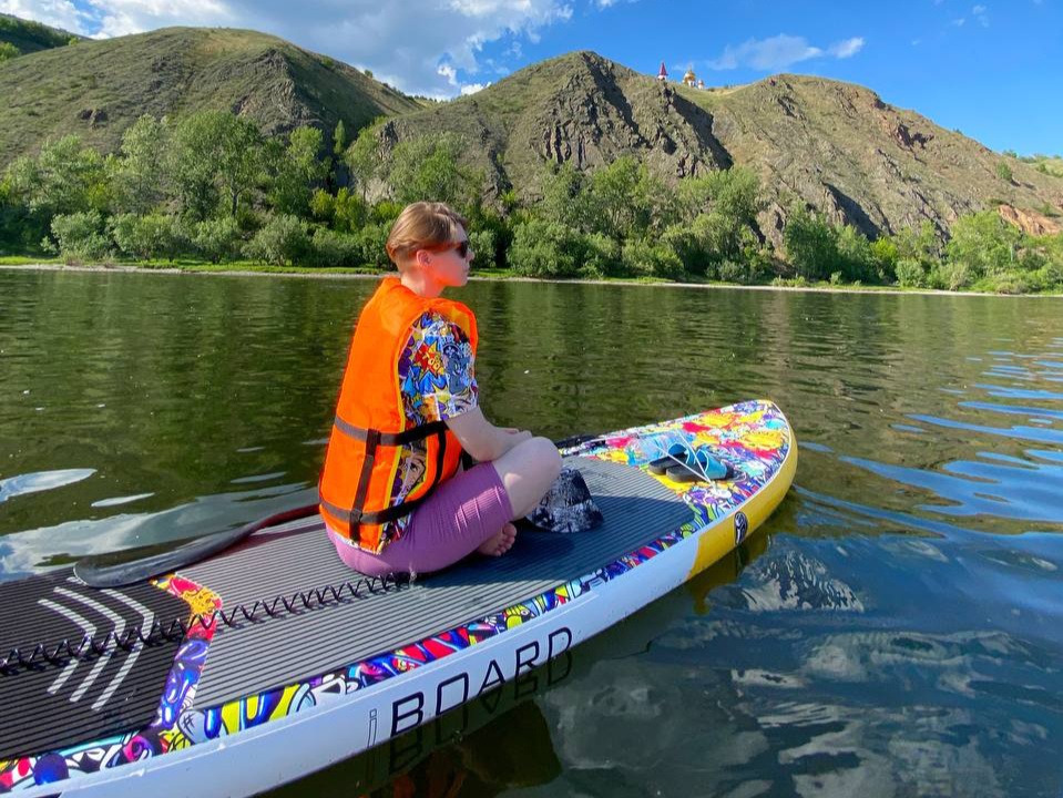 фото парня и девушки на романтическом свидании в публичном месте