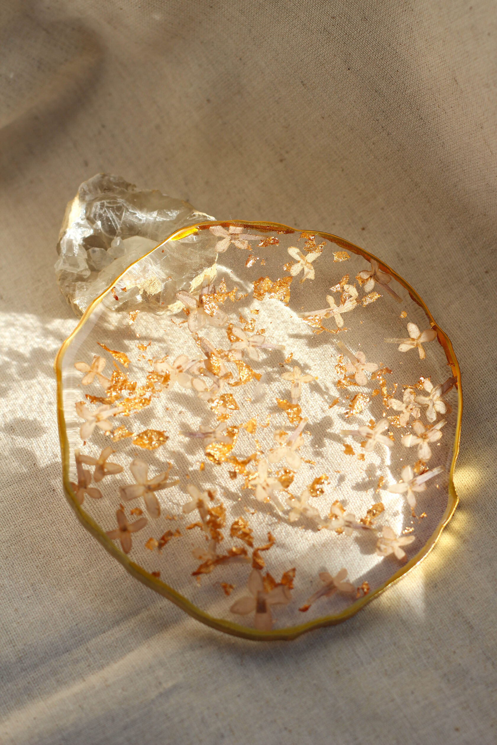 Круглый подстаканник из эпоксидной смолы с натуральными цветами