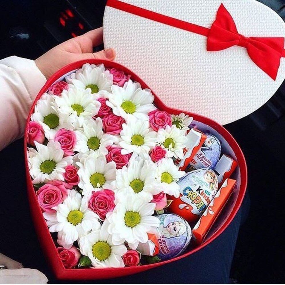 Подарить на день рождения девушке 19 лет. Коробка с цветами и конфетами. Коробки с цветами и сладостями. Подарок с цветами в коробке. Подарок девушке.