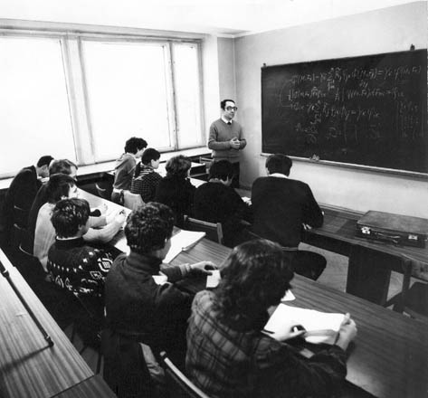 Ю. Б. Смирнов читает лекцию
