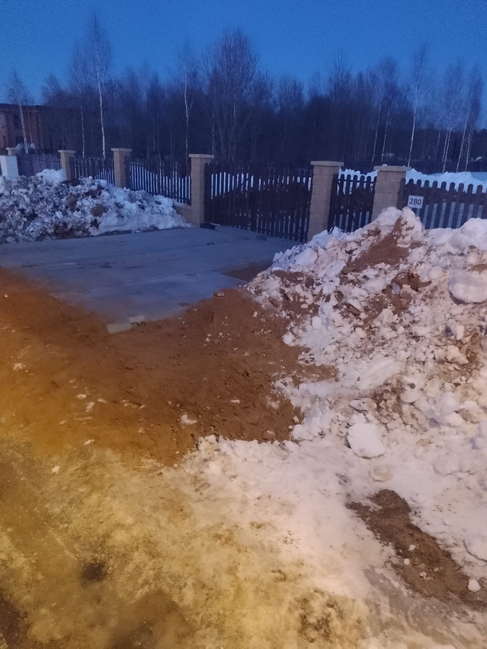 Расчистка снега и подготовка прилегающей территории для устройства заезда на частный участок в Твери.