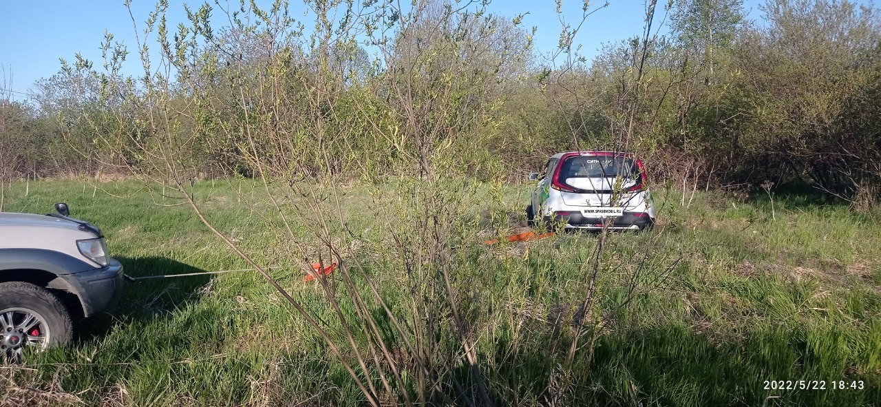 Автомобиль Киа Соул застрял при выезде на природу.