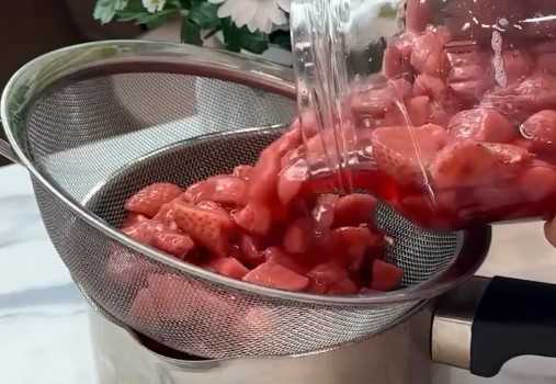 Приготовление сливочного клубничного ликёра в домашних условиях: шаг 5