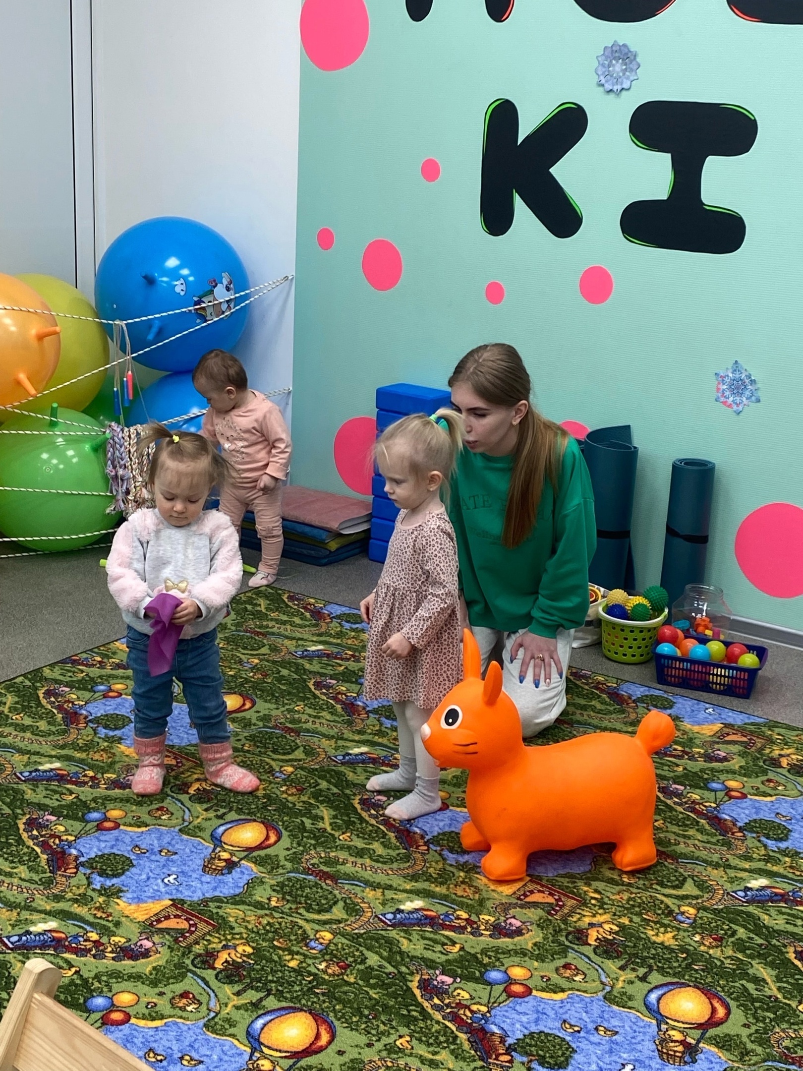 мамы с малышами на занятии по раннему развитию в детском центре