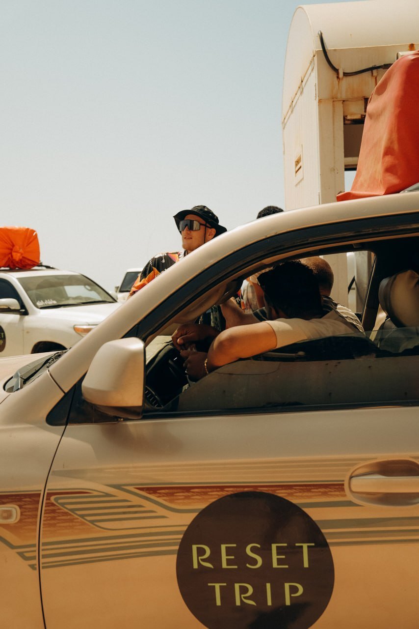 Автомобиль RESET TRIP на маршруте