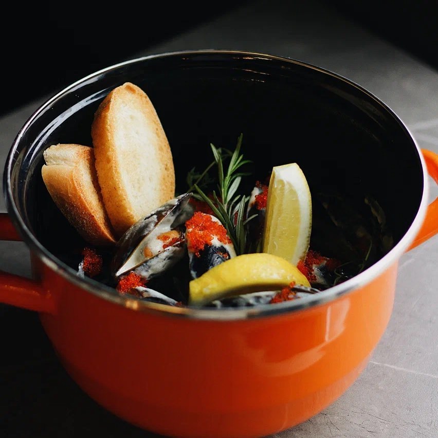 экзотические морепродукты. морские съедобные деликатесы. мидии и гады. коцце котто блюда. зуппа галлура (zuppa gallurese) фото.