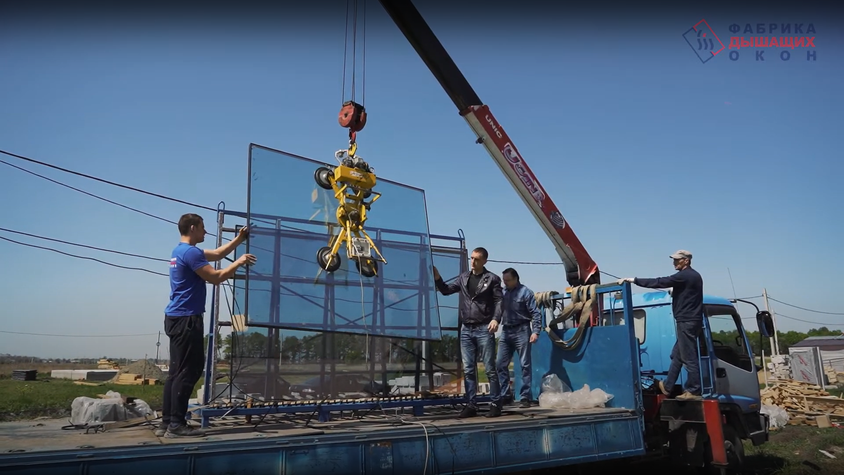 Как происходит установка окон больших размеров, на примре остекления ...