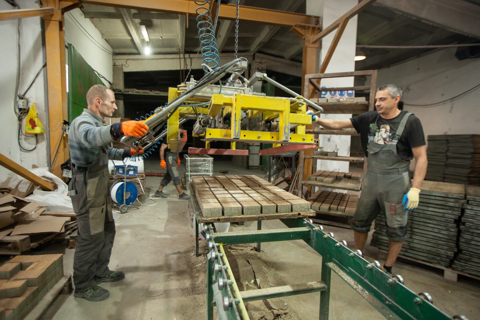 Забор каменный по цене забора из бетонных блоков