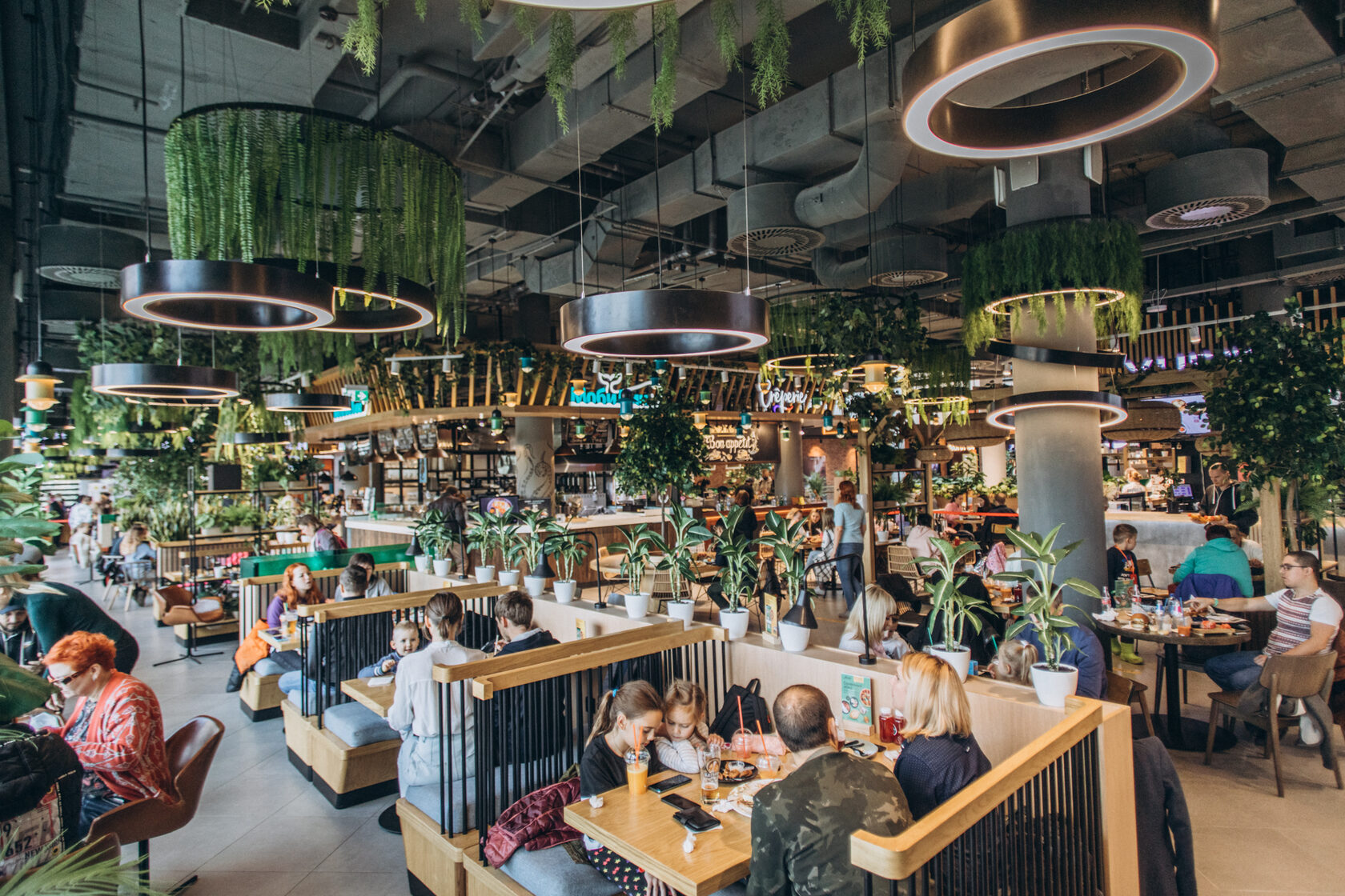 Food hall. Фуд Холл ТЦ Будапешт. ТЦ Ангара фудкорт. Будапешт Лескова фудкорт. Будапешт место встречи фудкорт.