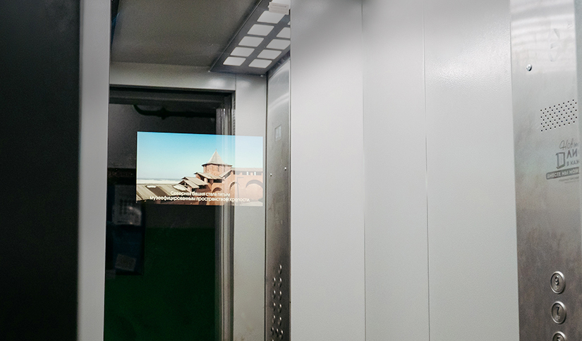 Рекламный экран в лифте