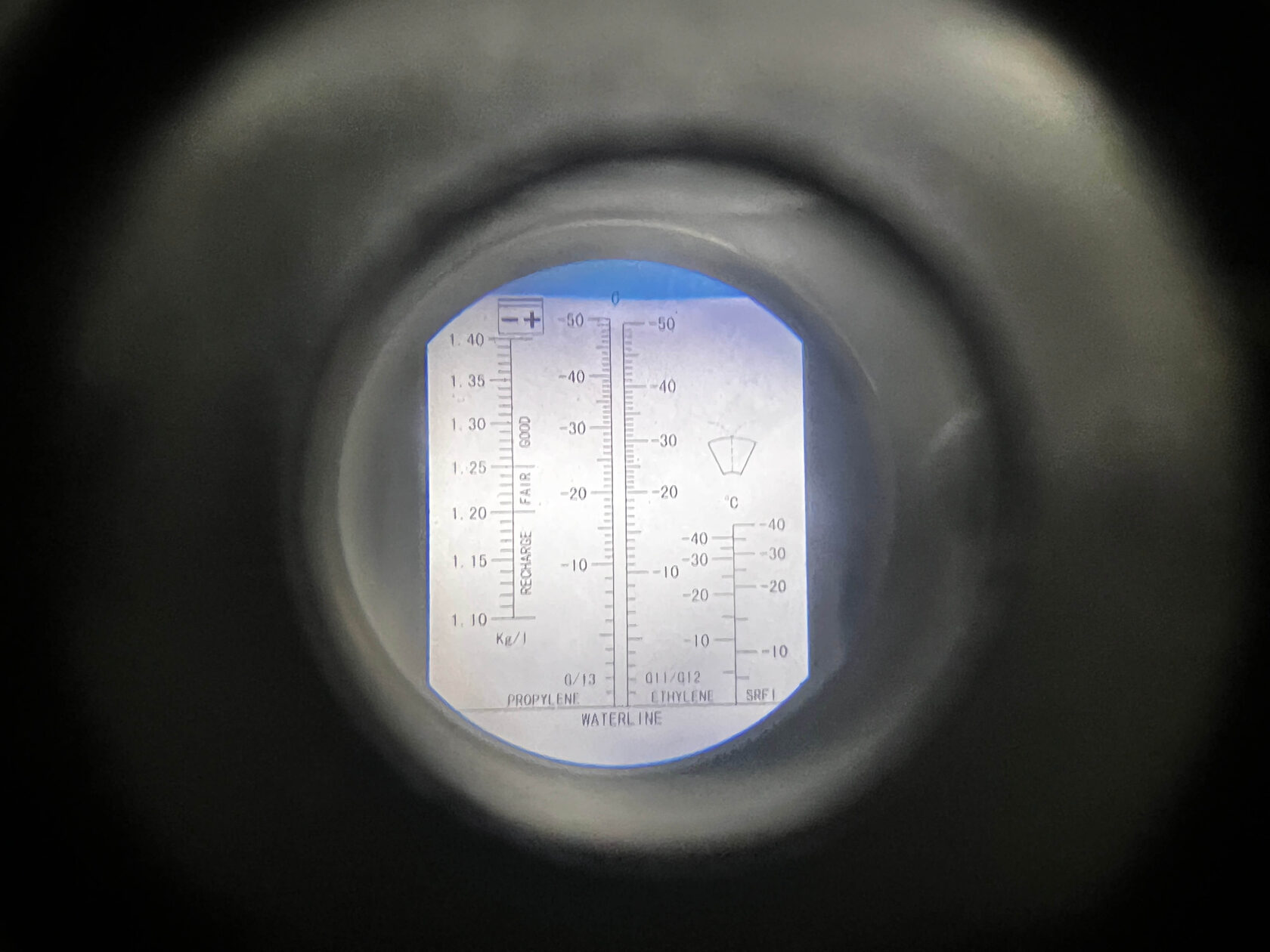 Перед началом работ проверяем рефрактометром состояние антифриза на Volkswagen Polo