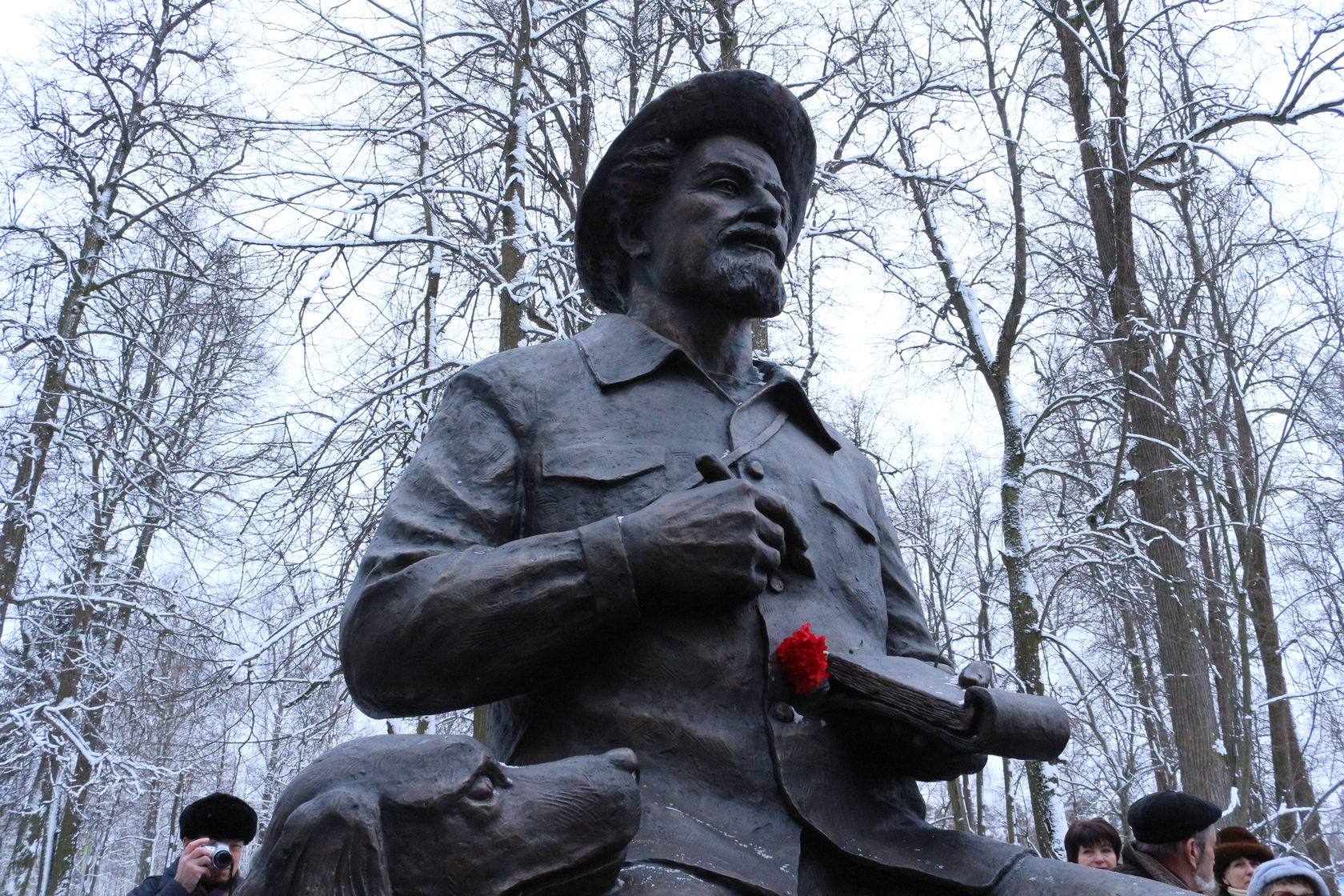 В каком году открыли памятник. Памятник Пришвину Сергиев Посад. Сергиев Посад памятник Михаилу Пришвину. Скитские пруды памятник Пришвину. Михаил пришвин памятник Скитские пруды.