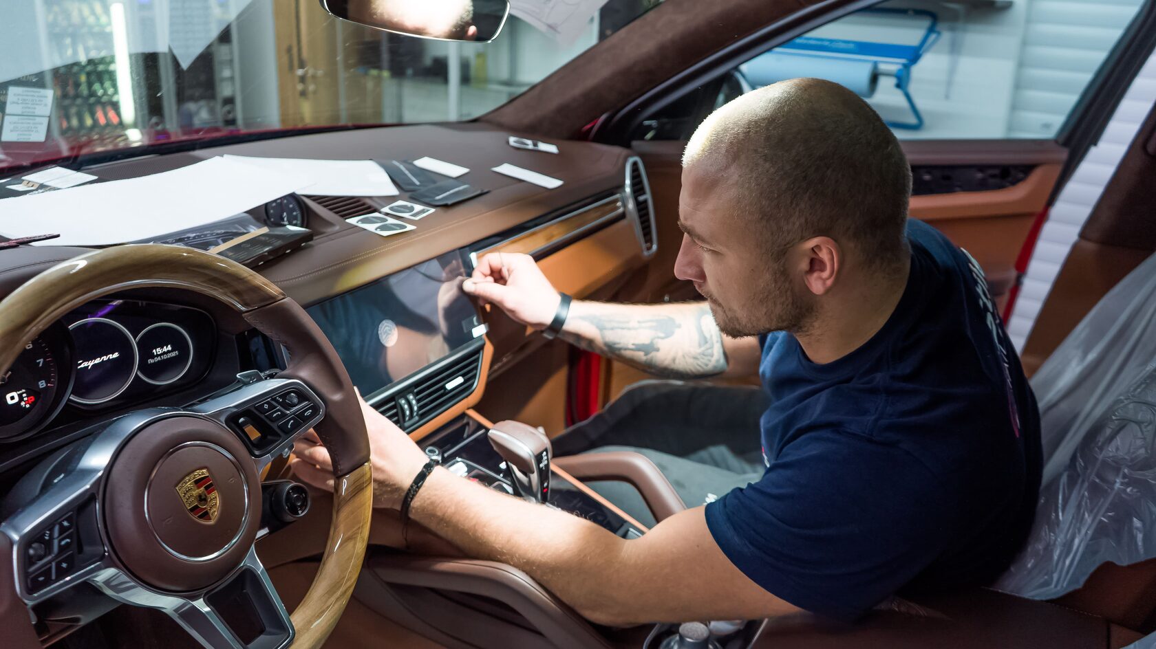 Оклейка салона Porsche Cayenne пленкой