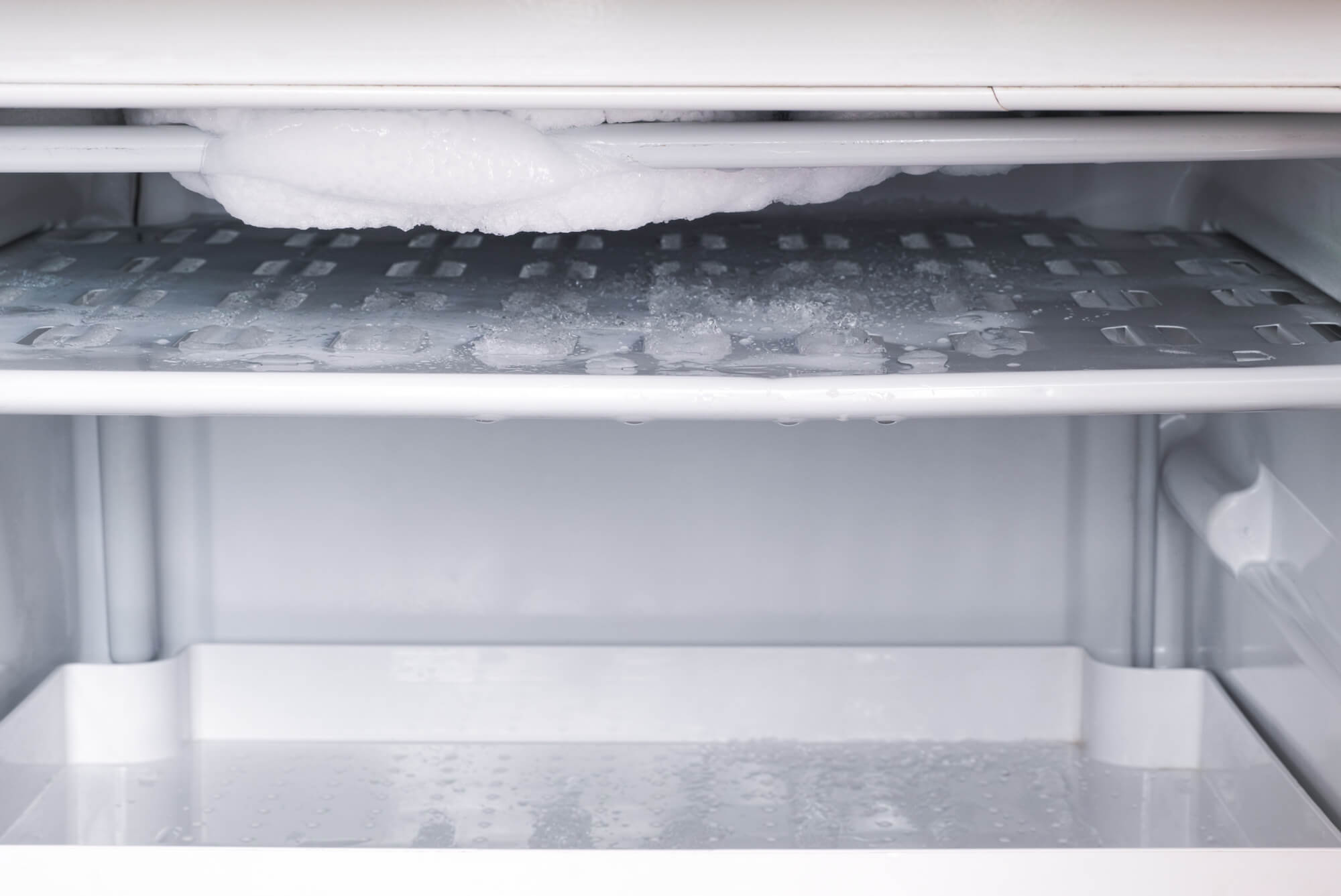 Закрыли в морозильной камере. Холодильник со льдом. Лед в морозилке. Холодильник перемораживает. Холодильник внутри.
