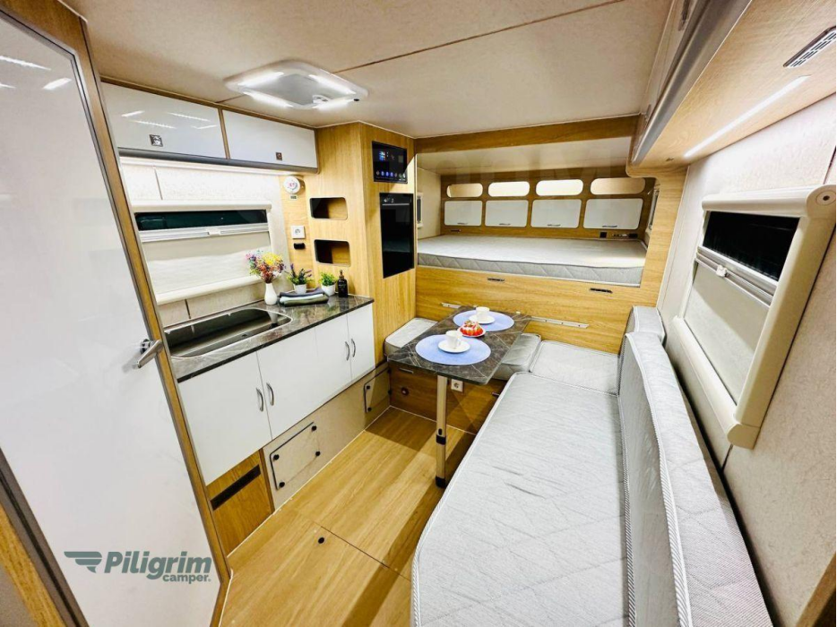 Кухня в жилом модуле Piligrim Camper ST400 — компактная линейная планировка с интегрированной техникой