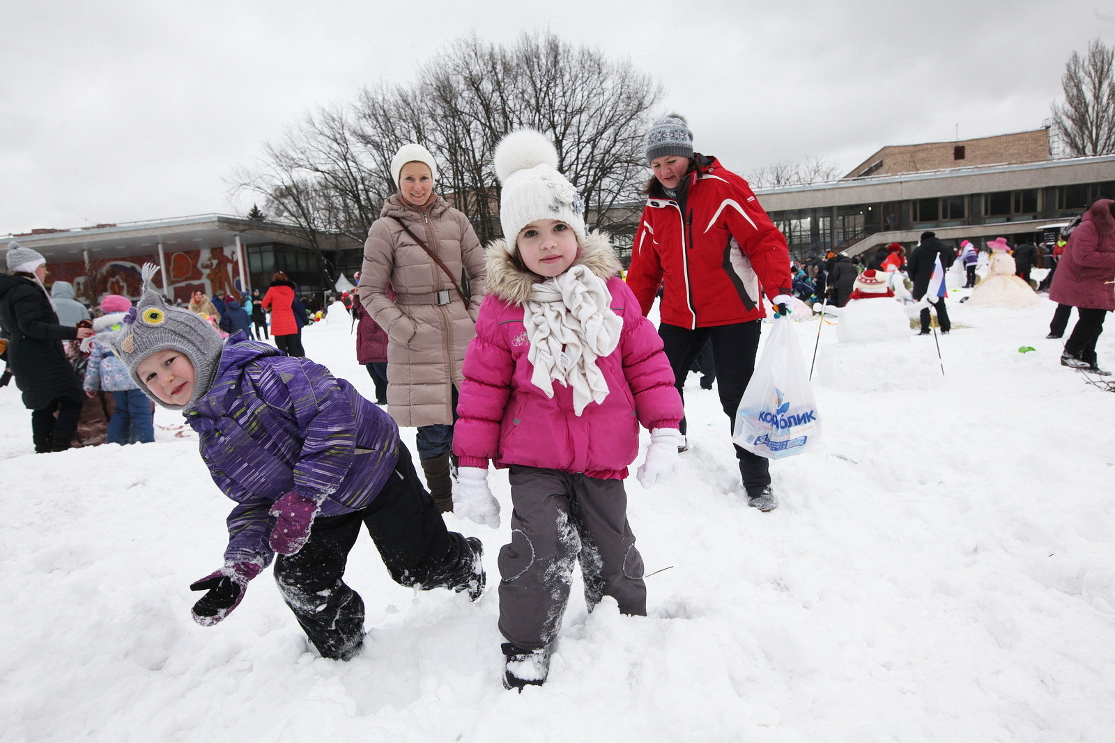креативный снеговик. снеговик из снега на конкурс. лепить снеговика. конкурс слепи снеговика. необычные снеговики из снега.