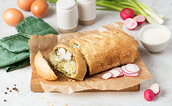 Царская кулебяка с рыбой и соусом ранч