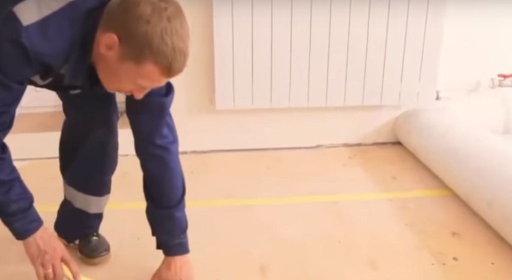 Расчёт линолеума на комнату. Линолеум на пол в бытовке. Как замерить линолеум. Как замерить линолеум. Как передвинуть тяжелую мебель по линолеуму.