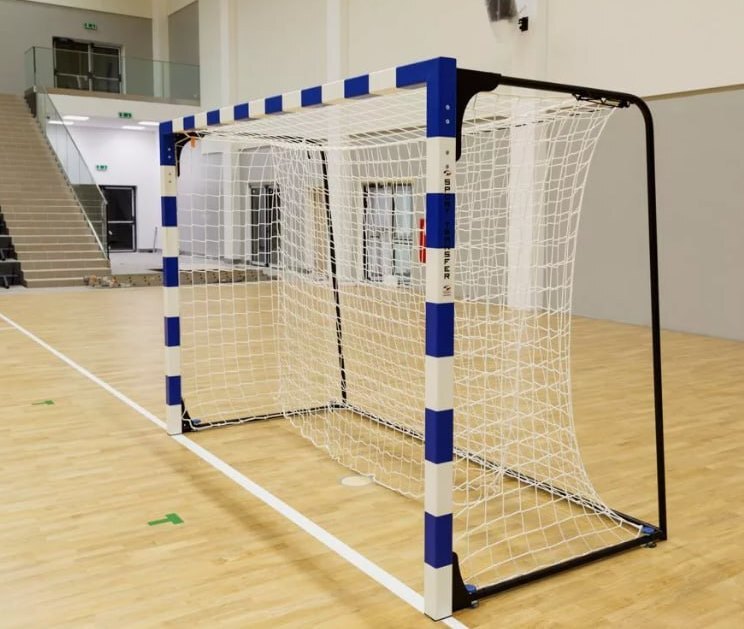 Производство и поставка спортивного оборудования (ворот, сеток, тренажеров, скамеек), мячей для АО "Ненецкая нефтяная компания"