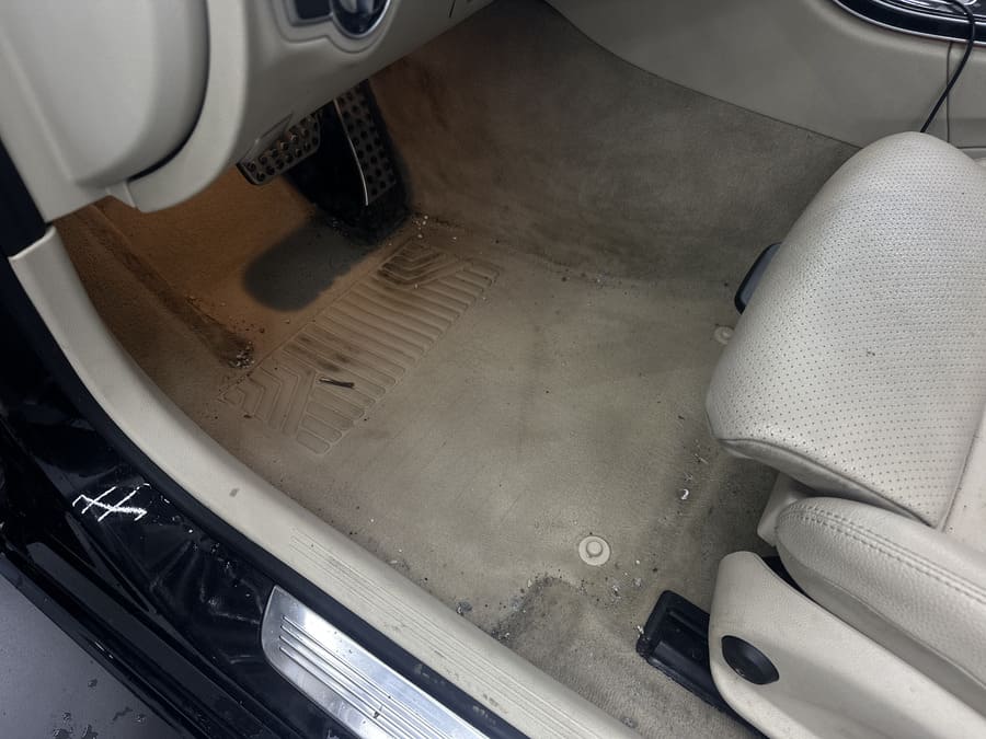 Зона водителя и ковролин Mercedes W205 до химчистки