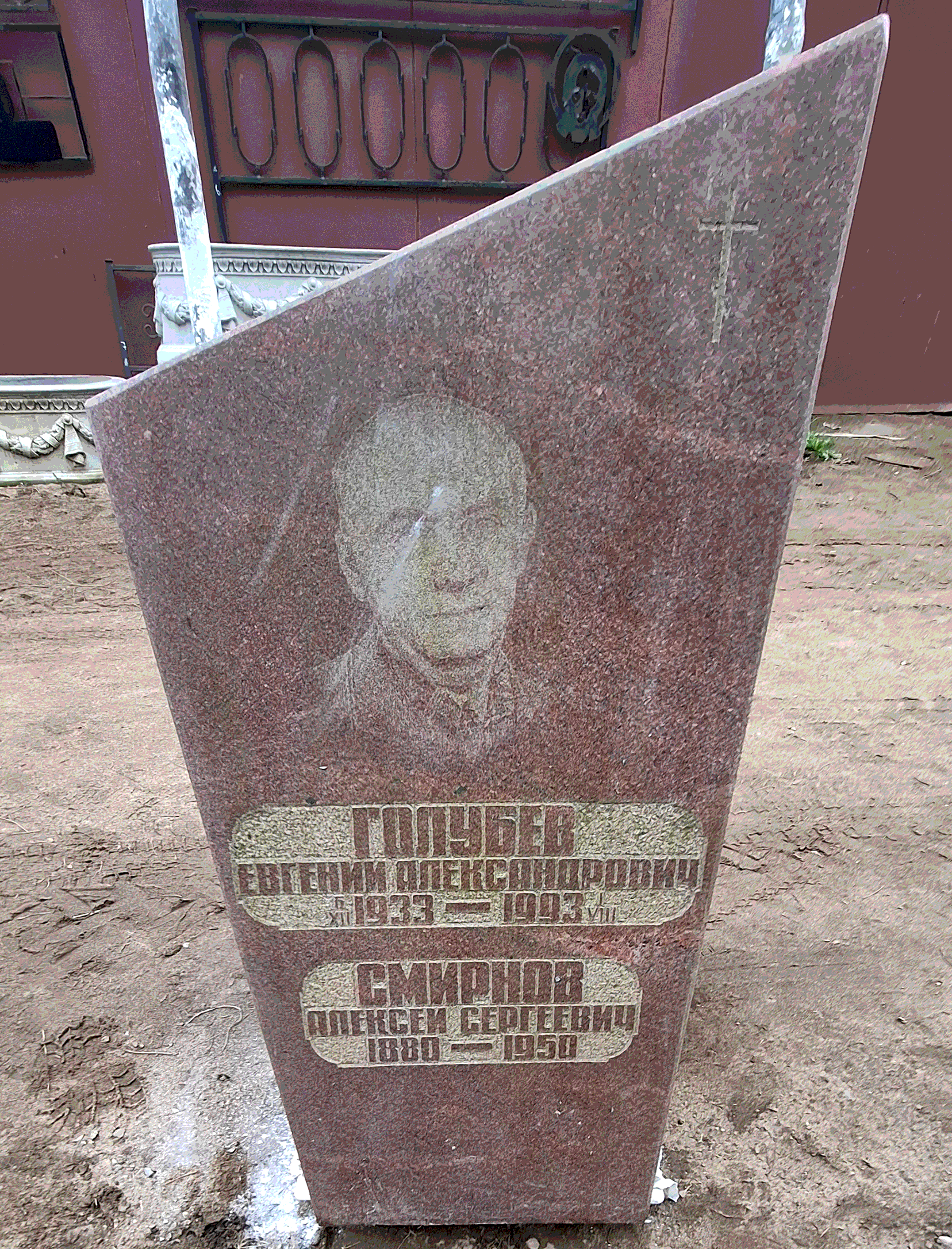 Памятник из красного гранита с портретом и надписью