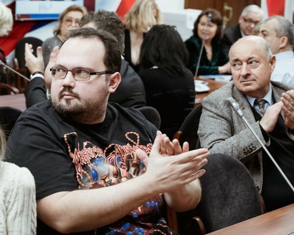 в элегантном замшевом костюме 