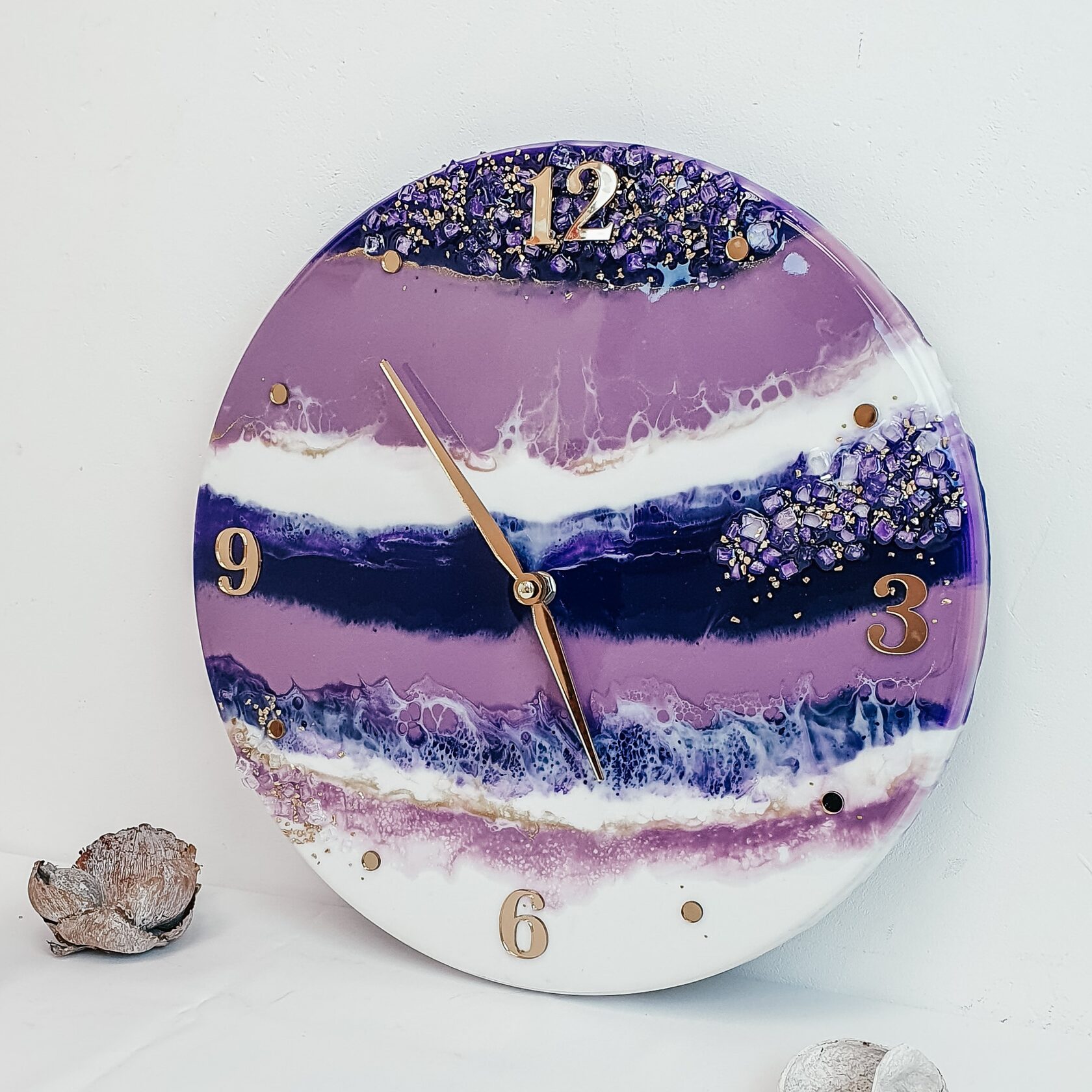 школа смолы. рисование эпоксидной смолой мастер класс. мастеркласс по эбокидной смоле. школа смолы. настенные часы из эпоксидной смолы.