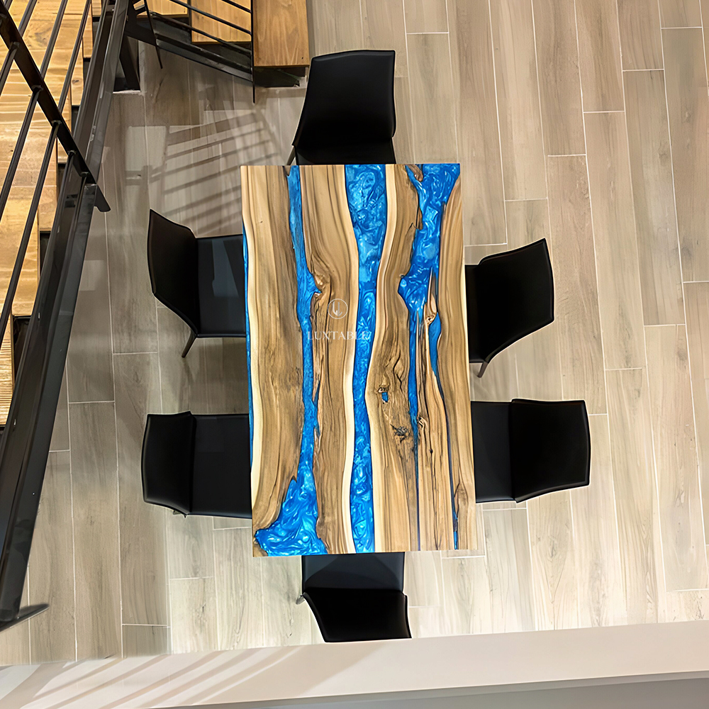 Epoxidharz Tische Alagoas aus europäischem Nussbaum und hellblauem Epoxidharz mit Metallic Effekt