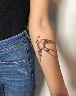 Значение татуировки ласточка
