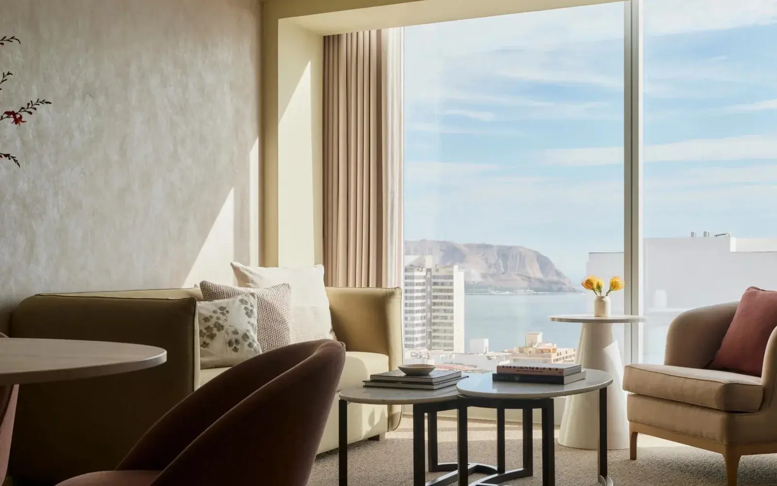 Гостиная сьюта с окном на океан и мыс Моро-Солар, SOUMA Hotel, Мирафлорес
