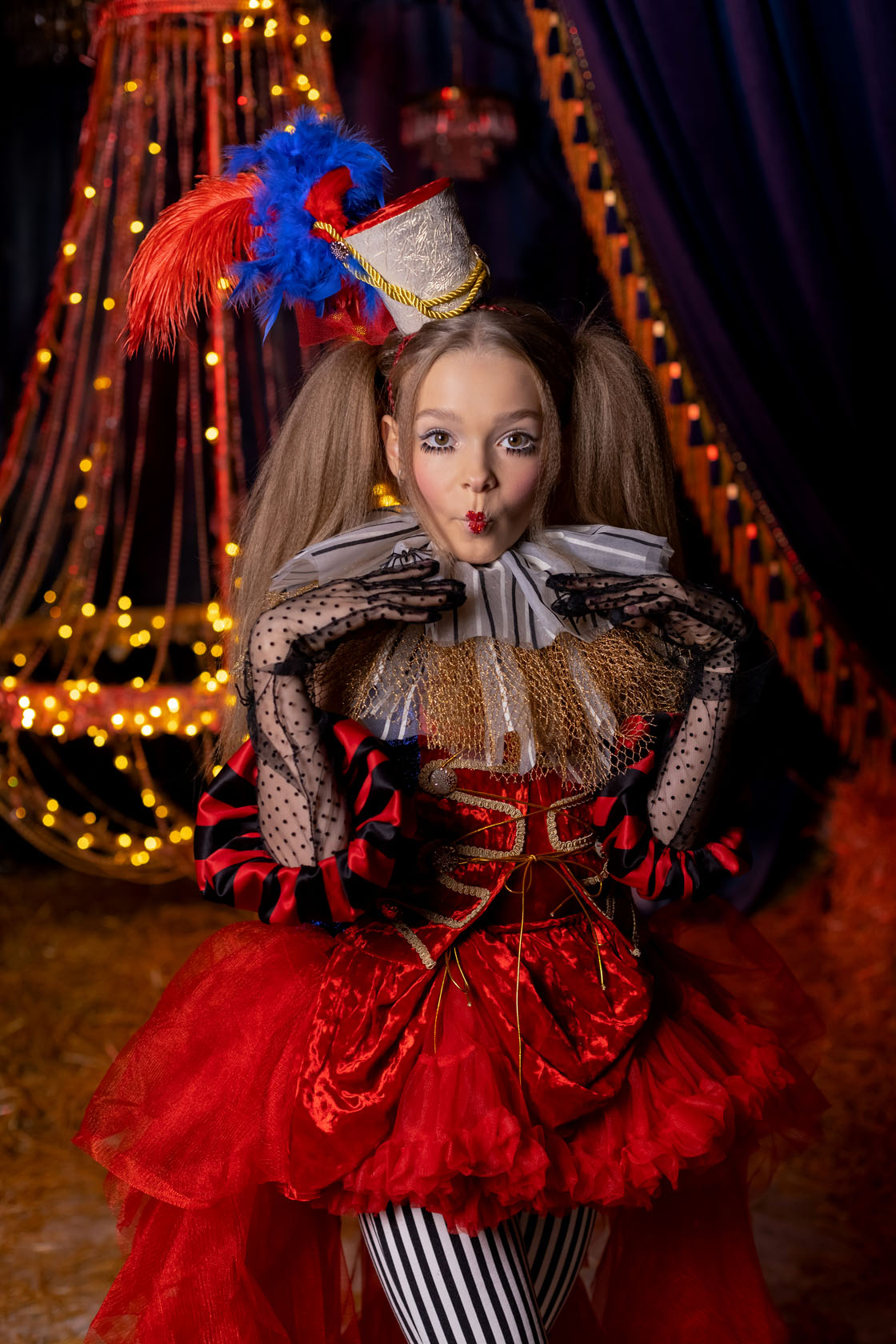 артистка цирка, дрессировщица, красная пышная юбка, полосатые рукава, мундир с красным бархатом спереди и золотыми пуговицами, чб воротник, шляпка, маленькие военный кивер с перьями, полосатые штанишки