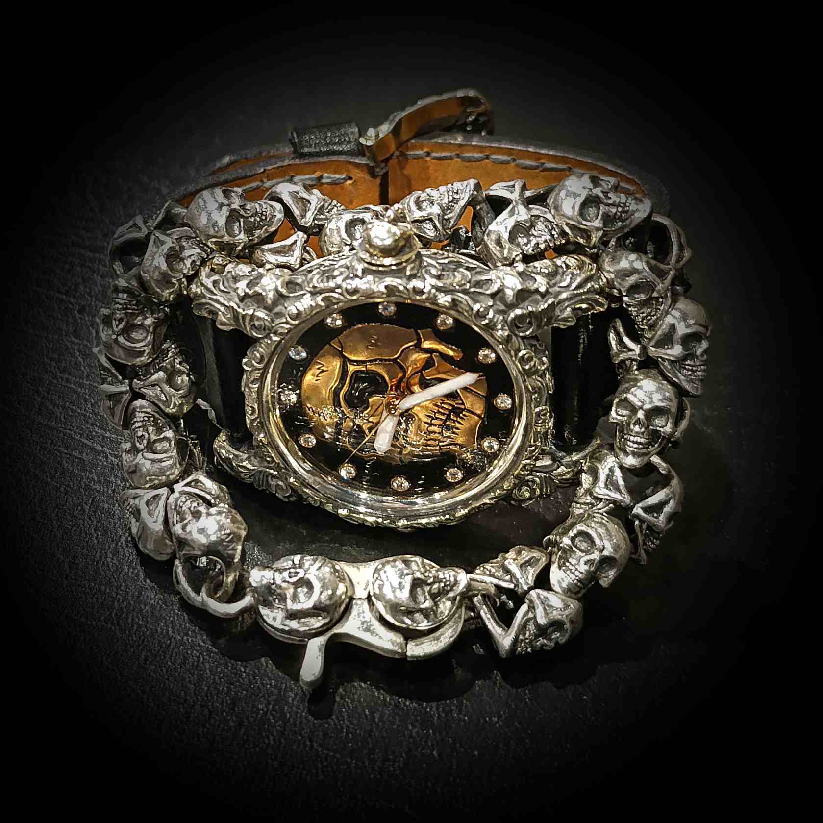 мужские часы с черепом, часы с черепом, часы с черепом на циферблате.