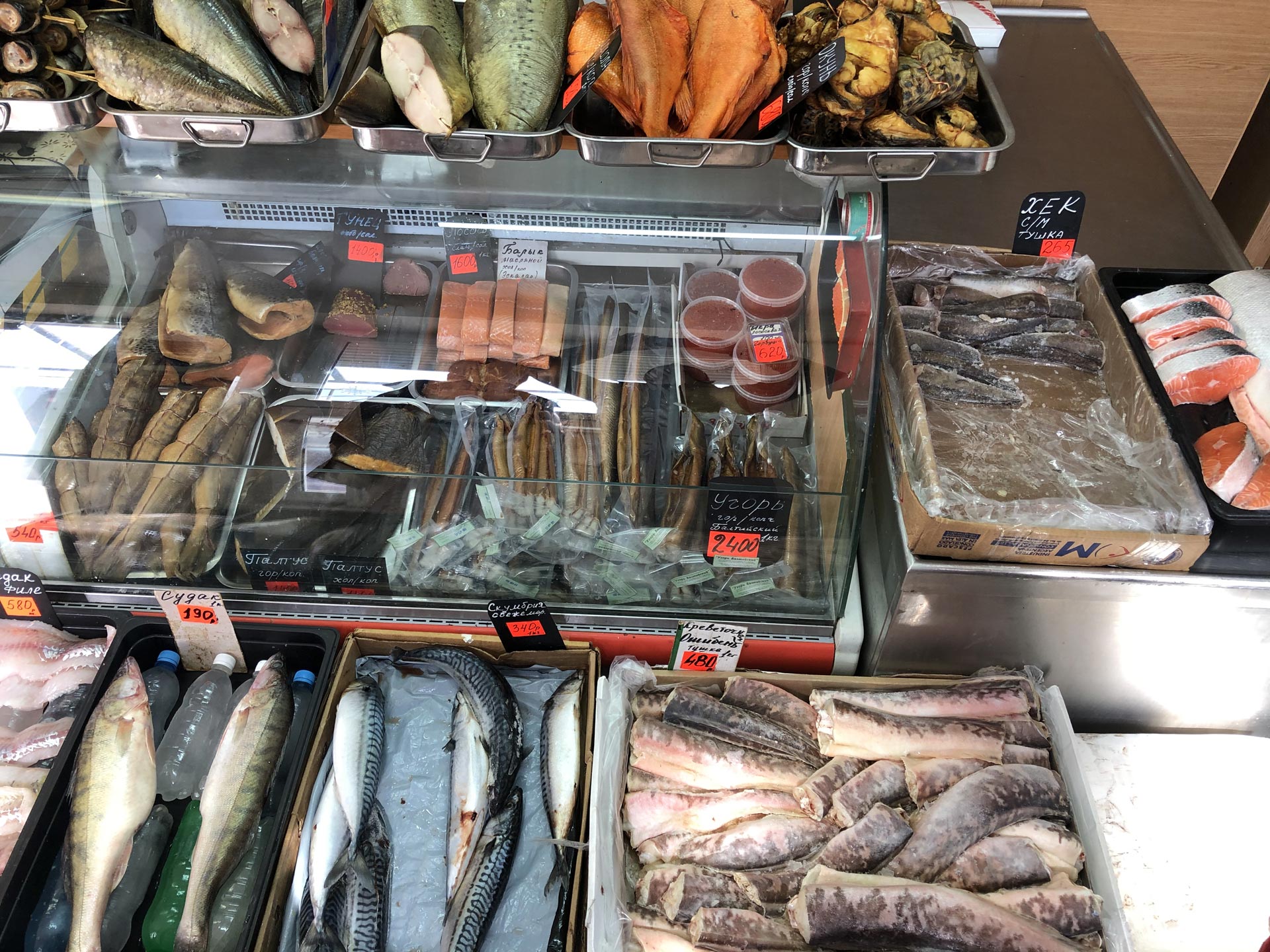 Большой ассортимент рыбы на рынке в Зеленоградске