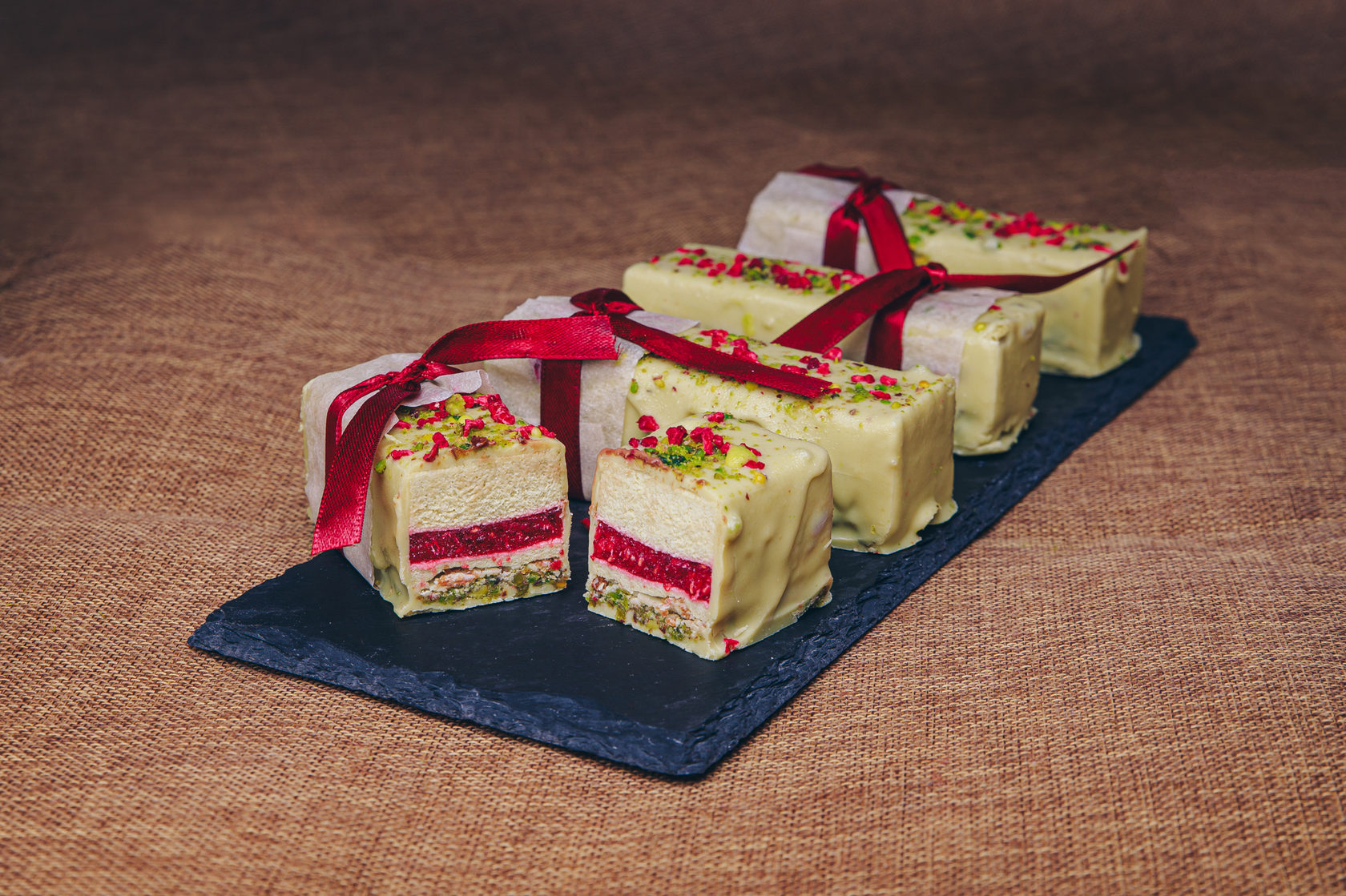 украшение торта прага. кондитерская на тверском бульваре. торт сент оноре. торт суфле кафе пушкинъ. торты из кафе пушкин.