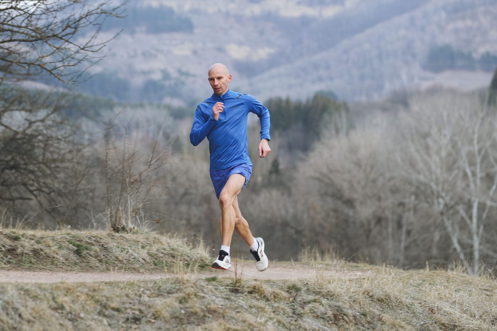 Running 10. Бежит на пробежке. Спортивные бега. Спортивный бегун.