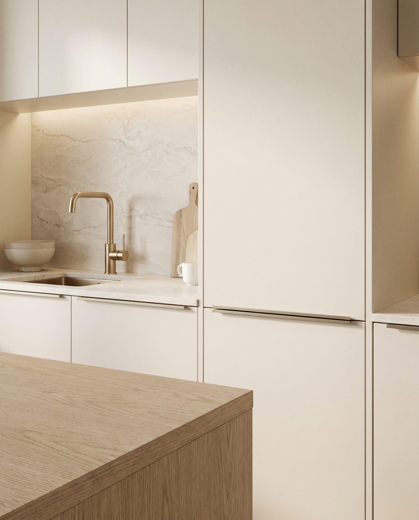 Маленькая кухня-гостиная в квартире-студии с кухней в нише. Кухня занимает одну компактную стену, фасады гладкие, матовые, светло-бежевые, без ручек. 