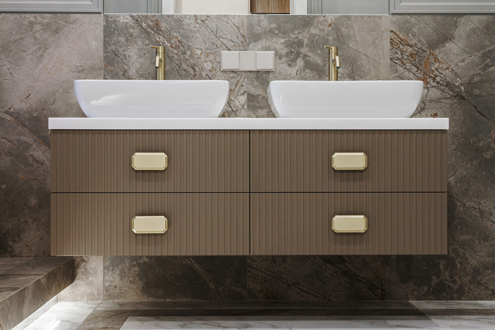 Ванная тумба на заказ в неоклассическом стиле с текстурой и золотой фурнитурой