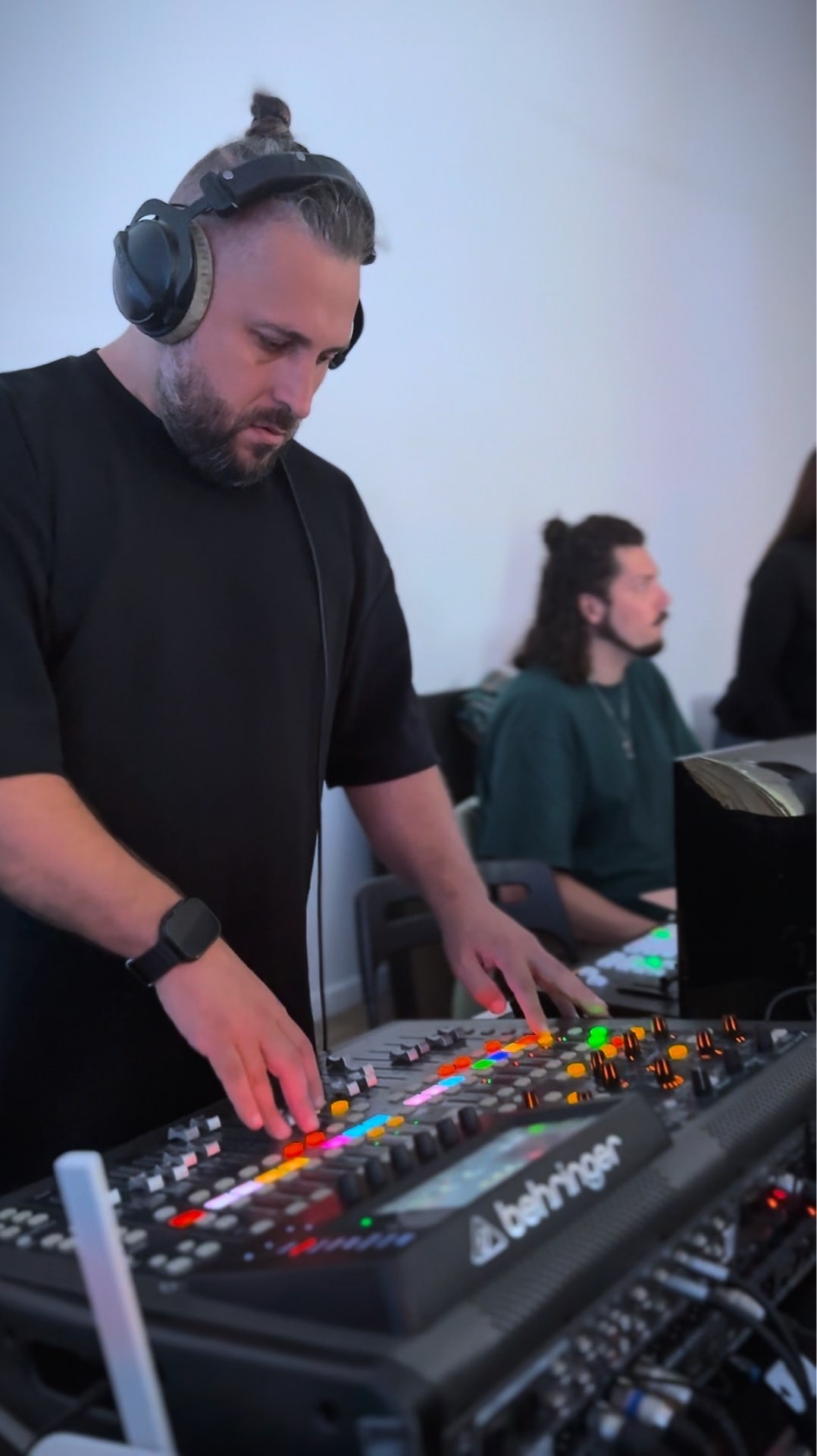 Звукорежиссёр за пультом Behringer: микширование звука в прямом эфире