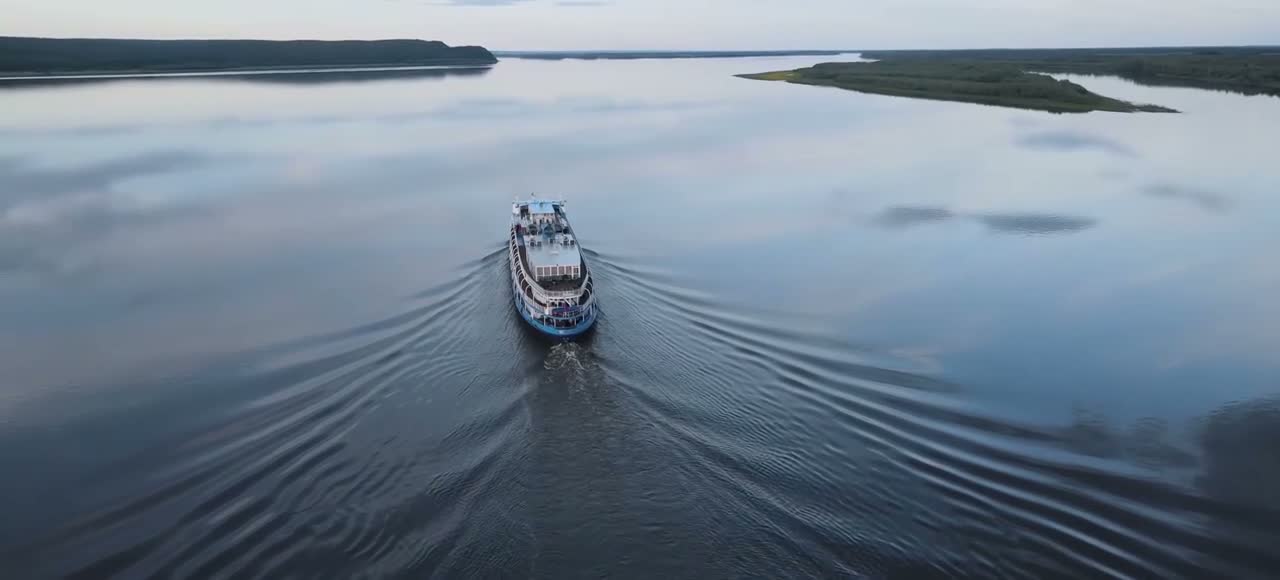 Теплоход «Северная сказка» на сибирской реке
