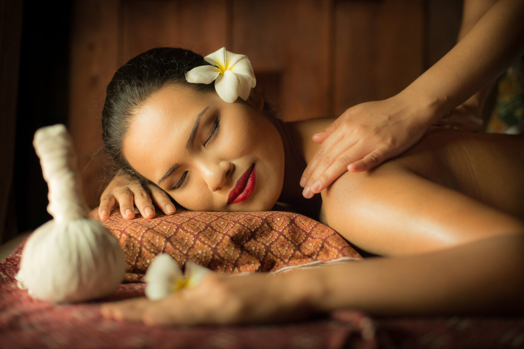 Massage тайский. Тайский массаж. Тайский спа. Традиционный тайский массаж. Спа процедуры.