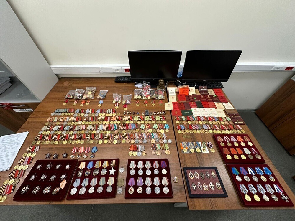 Контрабанду из 455 советских орденов остановили на таможне