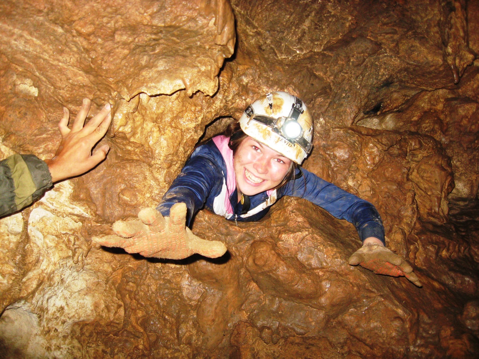 азишская пещера адыгея черно бело. дикая пещера. хаджох пещера. дикая пещера. пещера в мезмае.