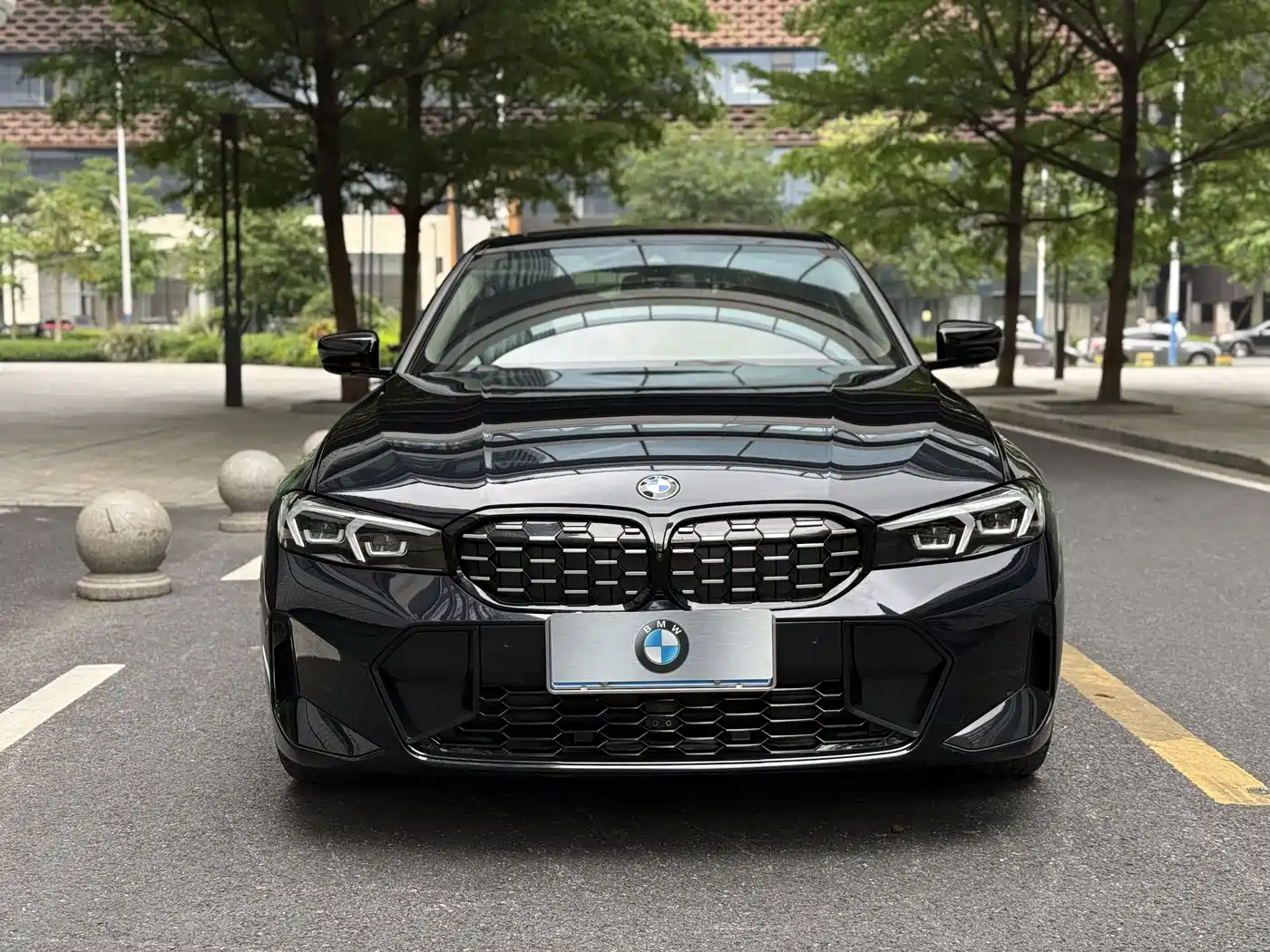 BMW 325Li G28 2024 xDrive M Sport Package — вид спереди, фары и решётка радиатора тёмного седана
