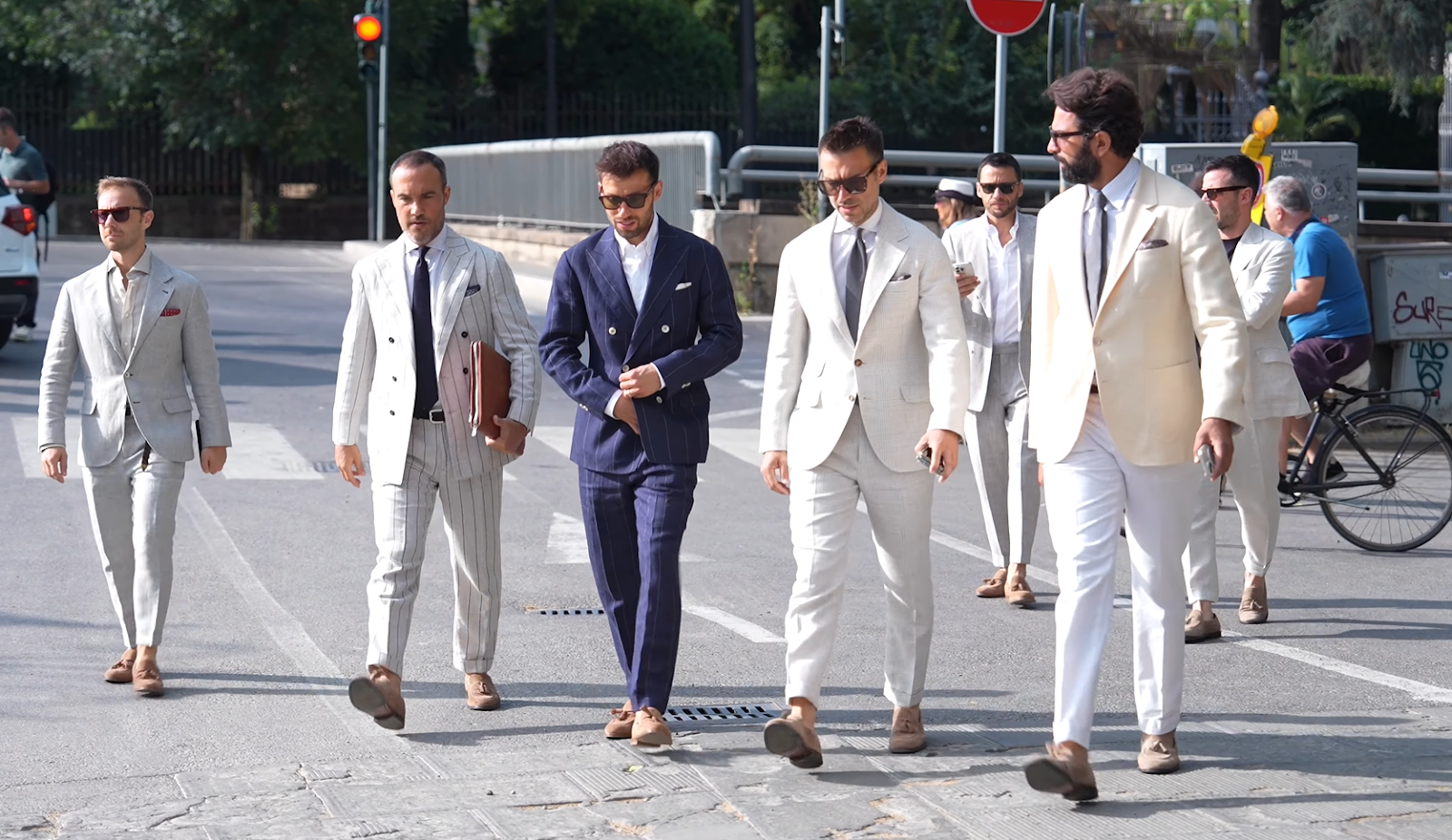 Фотография группы мужчин в деловых костюмах на выставке Pitti Uomo