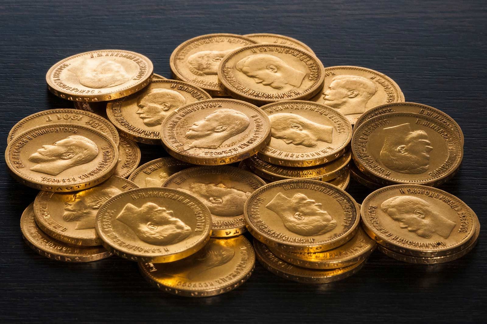 Купить монеты в монетнике в москве. Монета Золотая. Монеты из золота. Коллекция золотых монет. Дорогая мелочь.