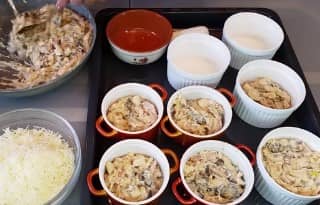 Приготовление жюльена с курицей, грибами, сыром и ветчиной: шаг 13