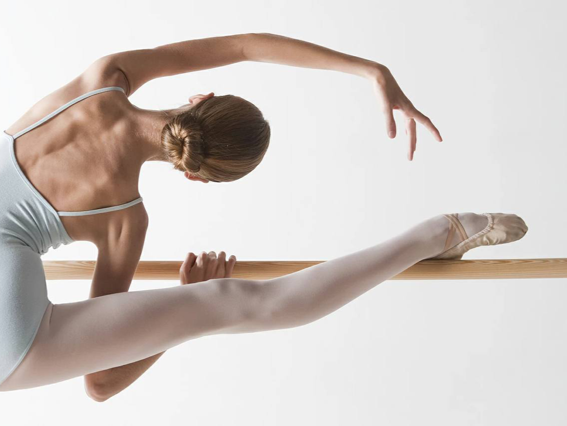 фото парня и девушки на романтическом свидании в публичном месте