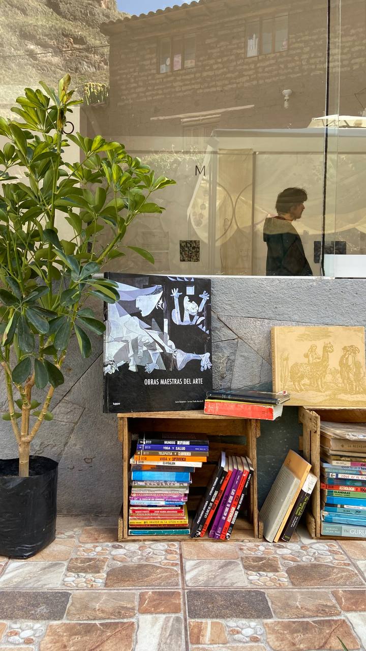 17 Ways to Love the Rocks — exhibition and visitors at domperú