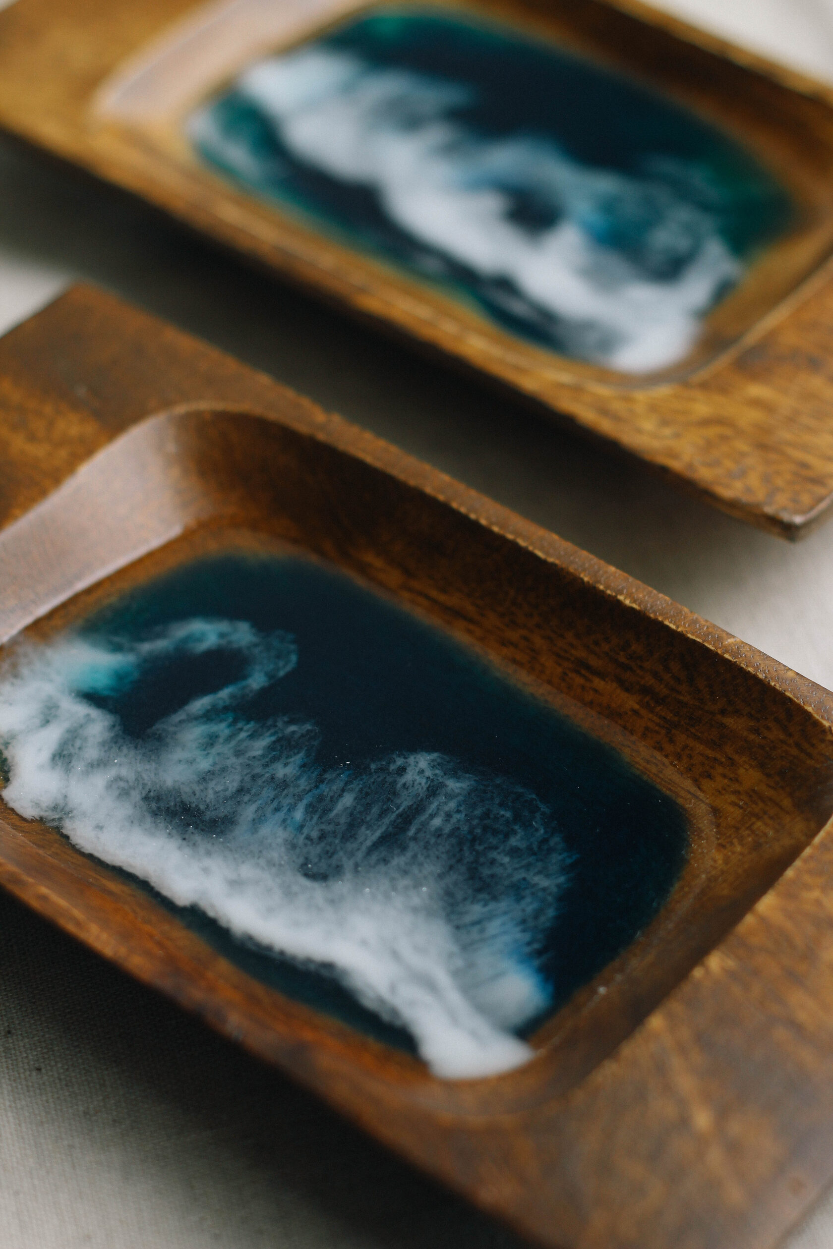 Деревянная миска из эпоксидной смолы с эффектом моря